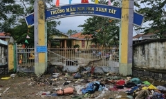 Trường học tan hoang sau ngập lụt lịch sử, sân trường ngập bùn, thiết bị hư hỏng