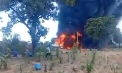 Ô tô chạy quá tốc độ, tông trực diện xe tải đỗ trên cao tốc, 4 sinh viên y khoa tử vong ở Ấn Độ