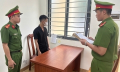 Khởi tố nam nhân viên