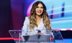 Bộ trưởng An ninh Nội địa Mỹ bị trộm túi xách chứa 3.000 USD trong nhà hàng 