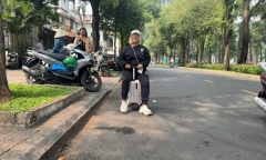 CSGT lập biên bản người phụ nữ “cưỡi” vali đi trên đường ở TP.HCM