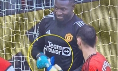 Soi hành động lạ của Andre Onana trong trận MU gặp Liverpool