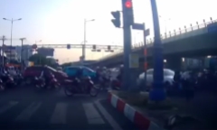Clip: Khoảnh khắc nữ tài xế lái Mercedes tông loạt xe máy chờ đèn đỏ ở Thủ Đức