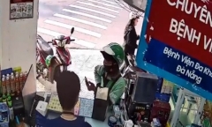 Clip: Tài xế xe ôm giở trò 