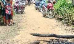 Vợ bàng hoàng phát hiện chồng để lại thư tuyệt mệnh rồi tự thiêu ngay trước ngõ
