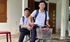 Một thí sinh ở Cà Mau thừa nhận dùng điện thoại khi làm bài thi tốt nghiệp THPT