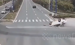 Clip: Ô tô mất lái lật nhào giữa đường, trượt dài qua giao lộ khoảng 20m