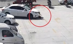 Clip: Camera ghi lại cảnh bé trai bị cuốn vào gầm xe ô tô khi chơi ở bãi đỗ