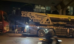 Chở nhà lắp ghép bị rơi xuống đường, tài xế xe đầu kéo bị xử phạt