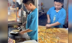 Cậu bé phụ bố bán hàng 17 tiếng/ngày khiến cộng dân mạng chia phe tranh luận
