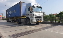 Khẩn trương khắc phục tạm thời các vị trí mặt đường không êm thuận trên QL5