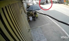 Vụ tai nạn ở TP.HCM, người đàn ông 43 tuổi đi xe máy tử vong: Camera ghi cảnh tài xế xe tải rời khỏi hiện trường sau va chạm