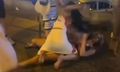 Clip: Hai phụ nữ lao vào đánh nhau túi bụi ngay trên phố