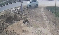 Clip: Đang đứng tưới nước, người đàn ông bất ngờ bị ô tô mất lái hất văng xa 9m