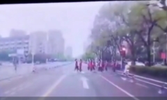 Học sinh bị ô tô tông trúng khi đang đi bộ sang đường