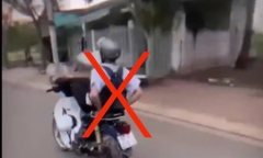 Xử lý nam sinh lớp 10 buông hai tay khi điều khiển xe máy 