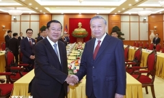 Xúc động hình ảnh người dân lưu luyến chào tạm biệt các chiến sĩ sau nhiệm vụ A80