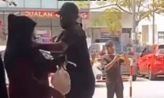 Clip: Người đàn ông thẳng tay tát vợ giữa trung tâm thương mại vì mua đồ quá lâu