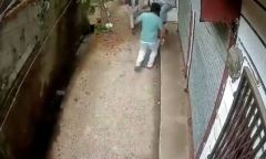 Clip: Ngôi nhà cũ bất ngờ đổ sập giữa ban ngày, người dân hoảng loạn bỏ chạy