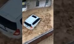 Video: Mưa lớn kéo dài ở Trung Quốc, ô tô bị cuốn trôi trong dòng nước xiết 