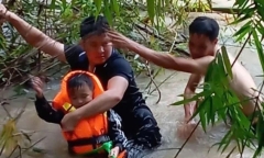 3 bố con bị nước lũ cuốn trôi khi đi xe máy qua cầu tràn ở Tuyên Quang