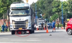 Va chạm với xe tải, cụ ông bị kéo lê hơn 10m, tử vong thương tâm 