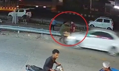 Clip: Sinh viên bị ô tô tông văng khi đang đứng nói chuyện bên đường