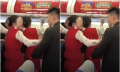 Clip: Hành khách hung hăng cắn tiếp viên hàng không, chuyến bay phải hoãn 2 tiếng