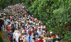 Hàng nghìn người đổ về Đền Hùng trong ngày lễ Giỗ tổ Hùng Vương 10/3