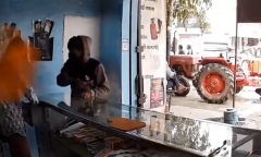 Clip: Tên cướp táo tợn ném bột ớt vào mặt chủ cửa hàng, nhanh tay “cuỗm” gần 20 triệu đồng