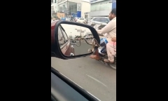 Clip: Đang lái xe, tài xế 