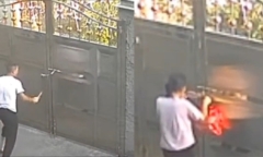 Bà nội nhẫn tâm nhốt cháu trai ngoài cổng, camera hé lộ sự thật gây chấn động