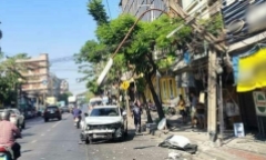 Lao ô tô “nhanh như tên bắn”, người đàn ông 72 tuổi đâm gãy đôi cột điện