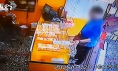 Nhờ bạn trông cửa hàng đi ăn trưa, chủ quán 