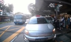Clip: Khoảnh khắc ô tô đâm trực diện xe taxi đang đón khách, 3 người gặp nạn
