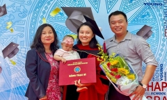 Tân thạc sĩ ẵm con 8 tháng tuổi lên nhận bằng khiến hội trường bất ngờ 