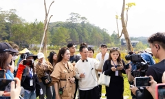 Lý Hải – Minh Hà đội nắng dẫn du khách, khách mời tham quan phim trường Lật mặt 7