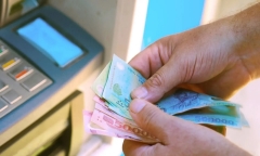 Rút tiền khác ngân hàng có được không?