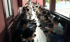 Trường tiểu học khiến phụ huynh xếp hàng 16 tiếng mua hồ sơ lớp 1 cho con có gì?