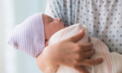 Cứ bé sinh non có nội tạng nằm ngoài cơ thể
