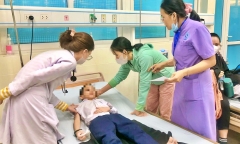 Từ 1/7, cha mẹ được nghỉ bao nhiêu ngày để chăm con ốm đau?