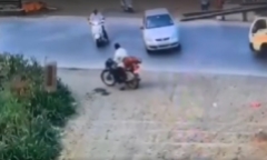 Clip: Thanh sắt văng từ xe tải, xuyên thủng kính chắn gió ô tô con