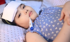 Những sai lầm của cha mẹ khi con trẻ bị sốt có thể gây hại cho gan