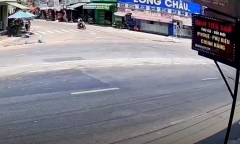 Kinh hoàng khoảnh khắc xe bồn húc văng ô tô khi đang sang đường