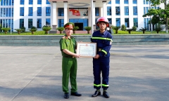 Được nghỉ phép về thăm gia đình, chiến sĩ công an cứu hơn 100 học sinh trong đêm mưa lũ