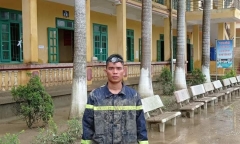 Chiến sỹ cảnh sát bơi qua dòng nước xiết cứu hơn 100 học sinh thoát khỏi cơn lũ