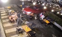 Clip: Ô tô mất kiểm soát, đâm thẳng vào cửa hàng lẩu, trúng nhiều thực khách