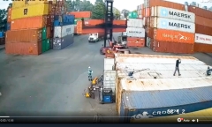 Thót tim khoảnh khắc hai thùng container va nhau, rơi xuống đất