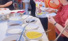 Clip: Đi ăn buffet, nữ thực khách gây tranh cãi khi nếm chè bằng muôi chung