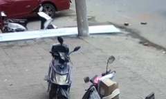 Chủ siêu thị nhanh trí cứu bé trai bị nghẹn kẹo trong gang tấc